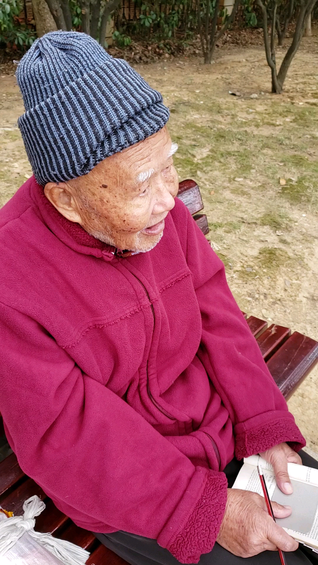 正能量励志#发现82岁拾荒的老爷爷坐在路边读英语.你惭愧吗?