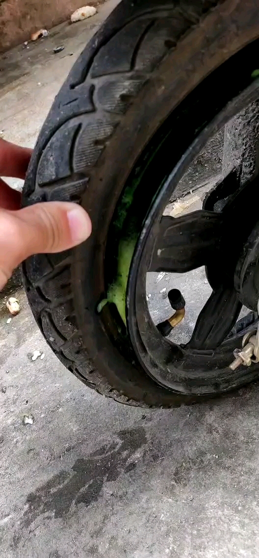 电动车爆车胎了流出绿色的是什么东西在线等