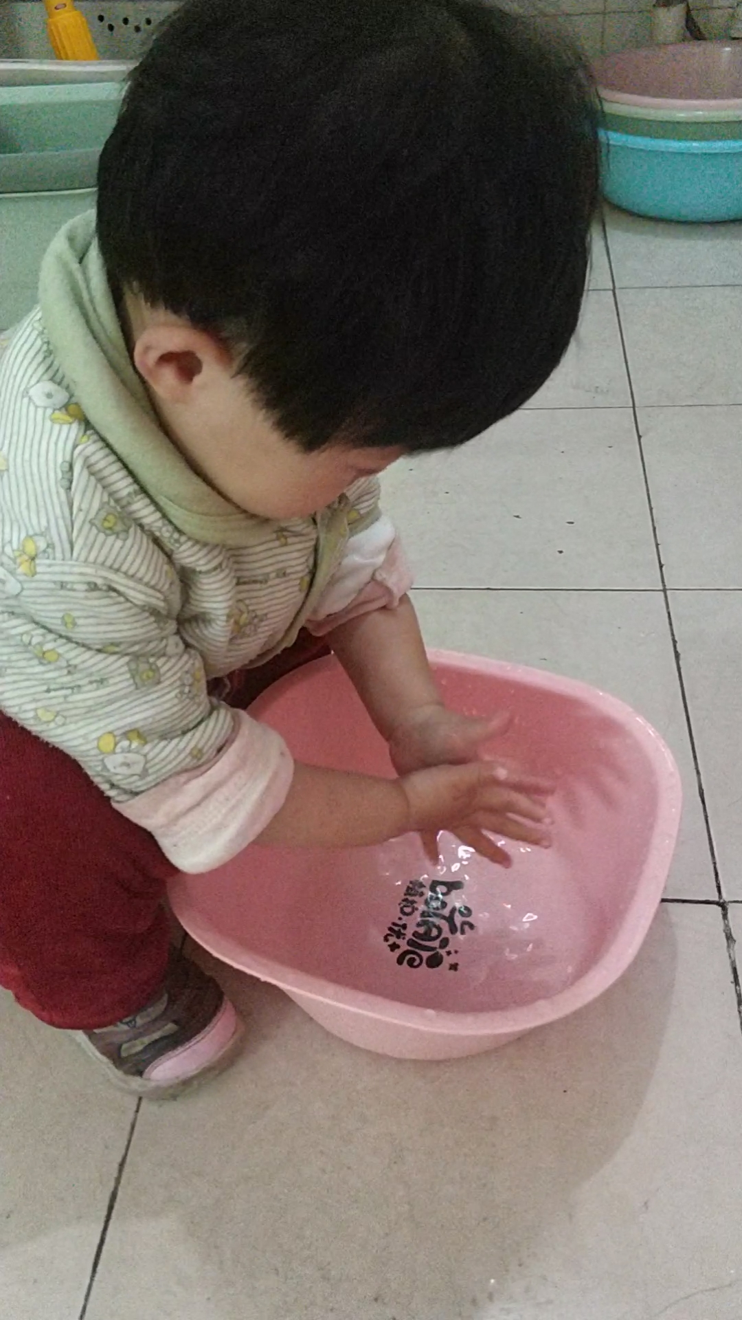 家有萌娃#自己洗手手,棒!