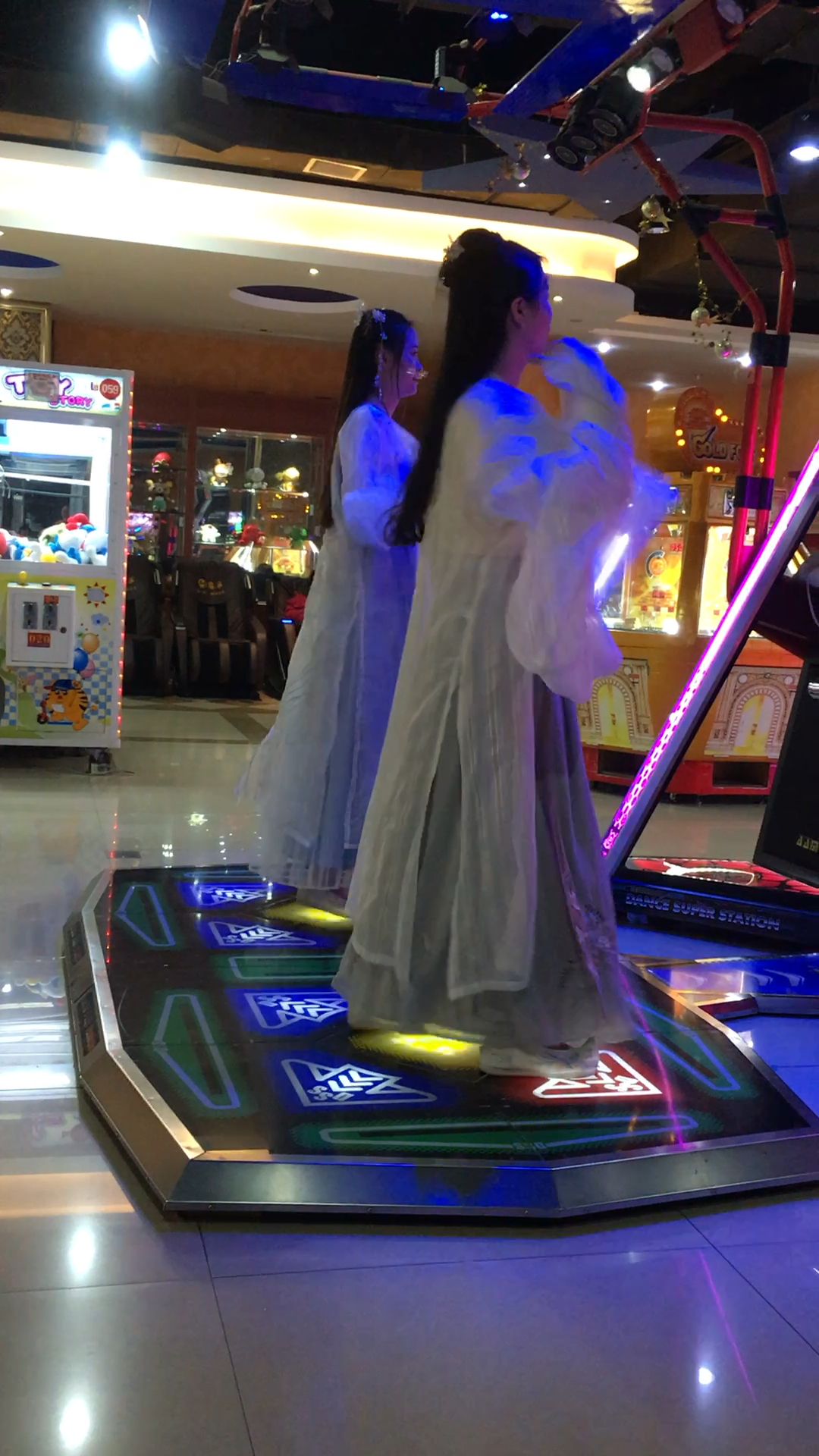 古装风小姐姐玩跳舞机,有点萌