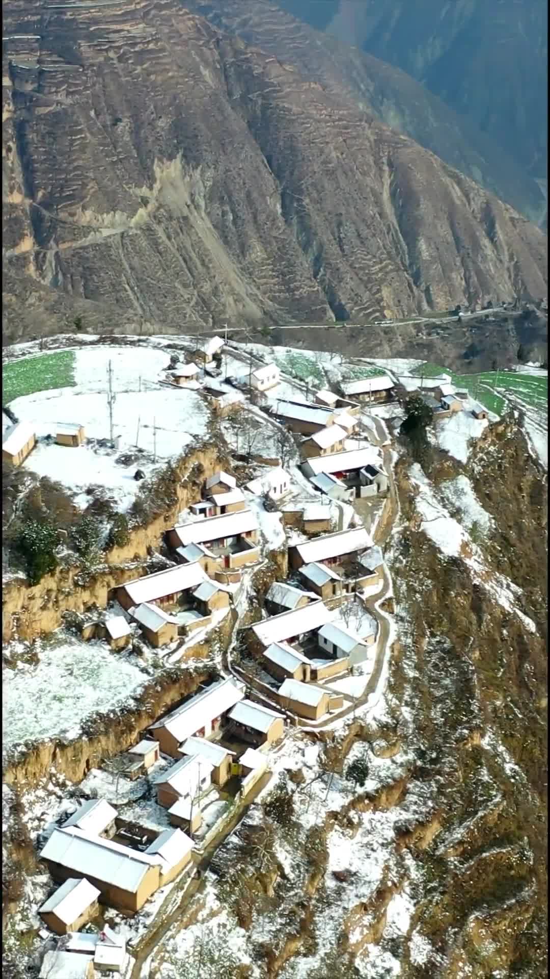 甘肃大山上的悬崖村,三个月不下山你能在这里待多久!-度小视