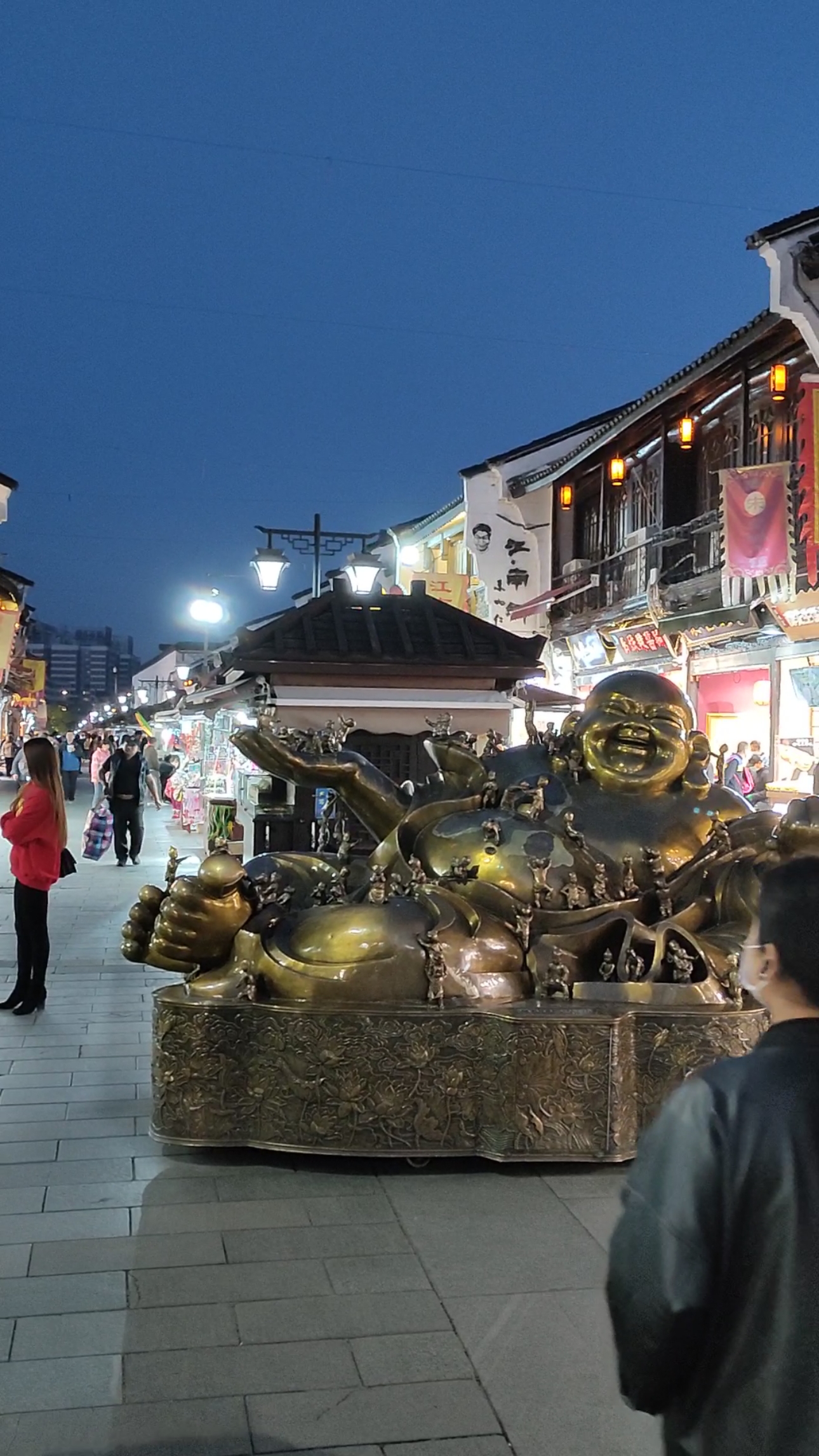 旅游进行时#杭州西湖 ,鼓楼步行街夜市!逛街的人还是挺多的!