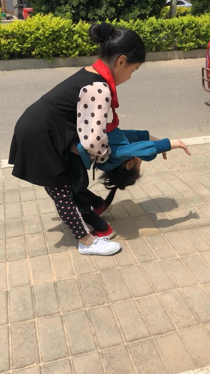 姐姐教妹妹弯腰,还有模有样的