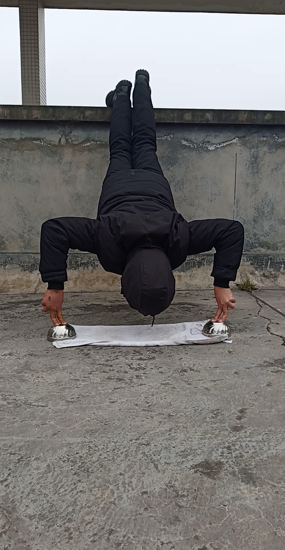 高手在民间#双臂二指架高俯卧撑,二指禅高级练法.