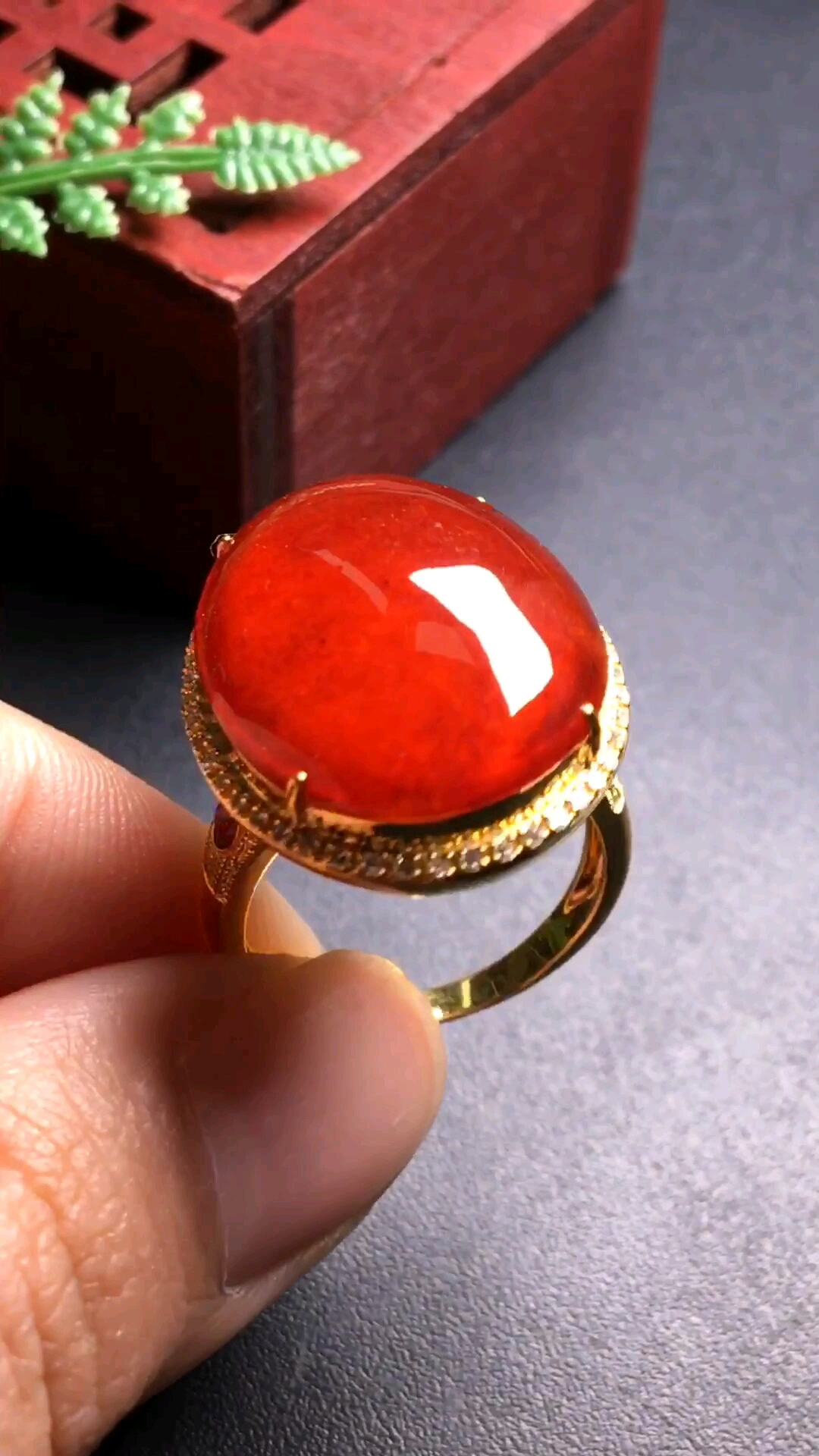 红翡戒指,红润透亮,玉质细腻,水润光滑,大颗厚装