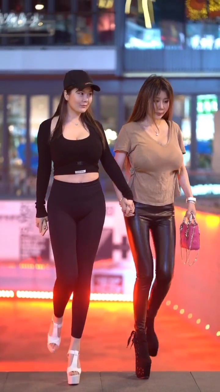 街拍#闺蜜俩的审美看起来差不多,都是微胖型的