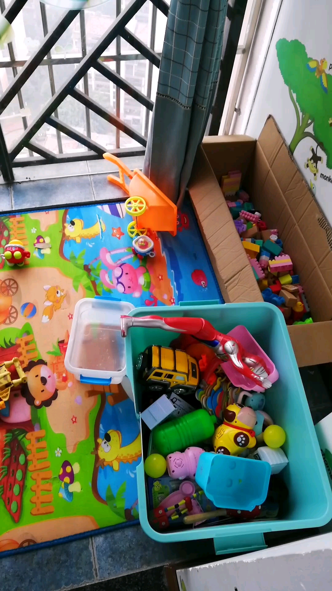 儿子的玩具终于没有在乱丢了,真好!家里也看起舒服了