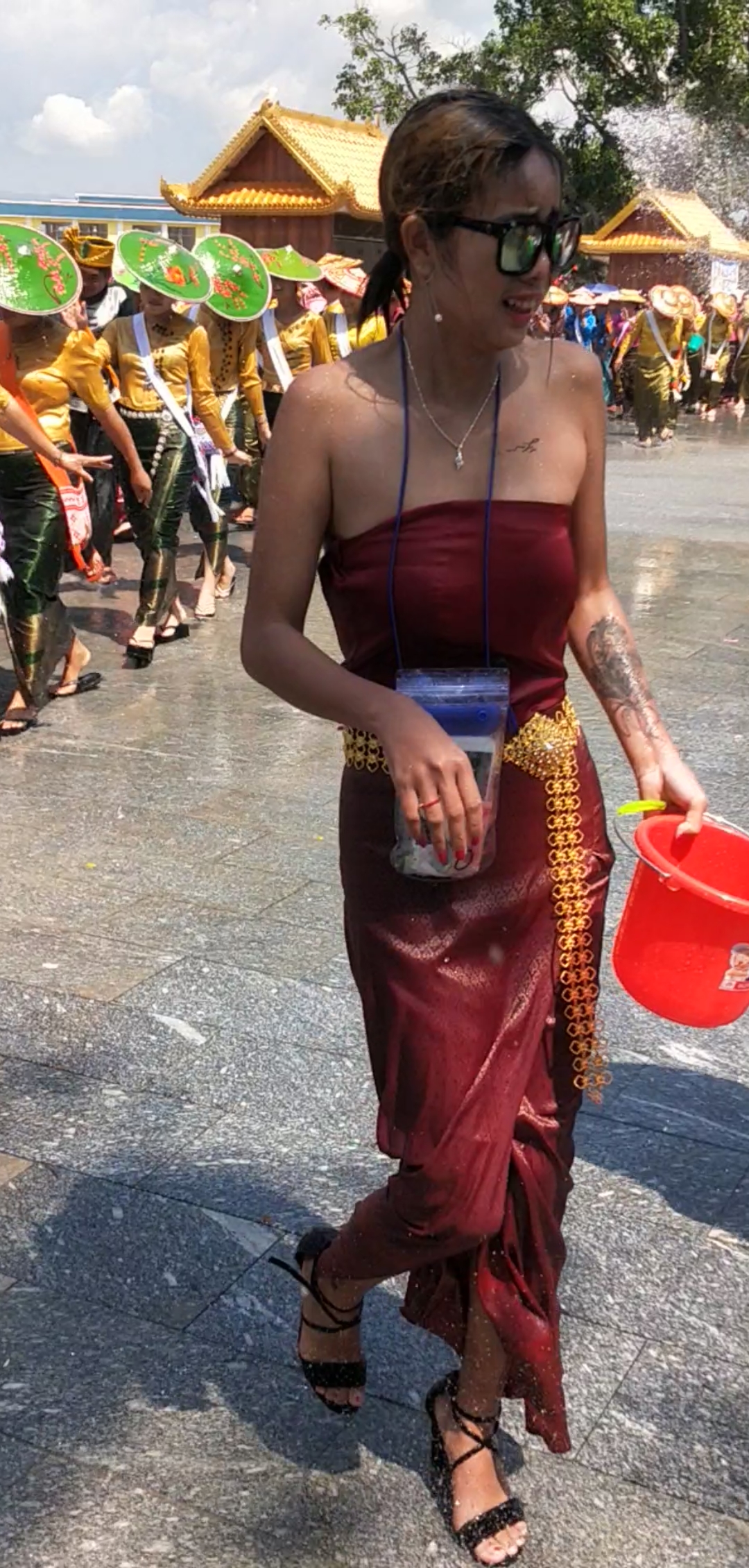 傣族姑娘#美女尽然敢穿抹胸参加泼水节