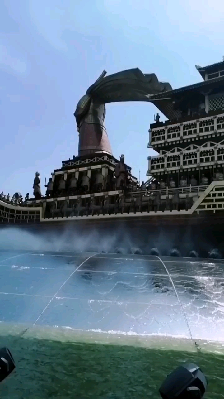 昆明池水汉时功,武帝旌旗在眼中.    织女机丝虚月夜,石鲸鳞甲动秋风.