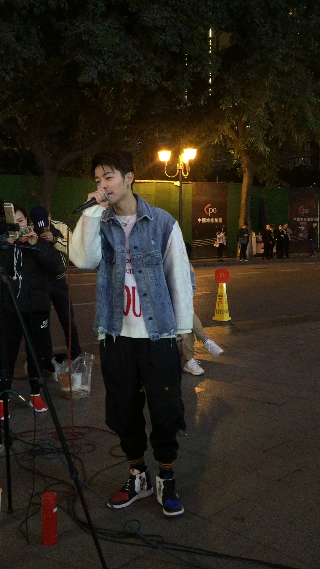 重庆解放碑街头,偶遇网红歌手兔三岁,侧面有点像霍建华哦