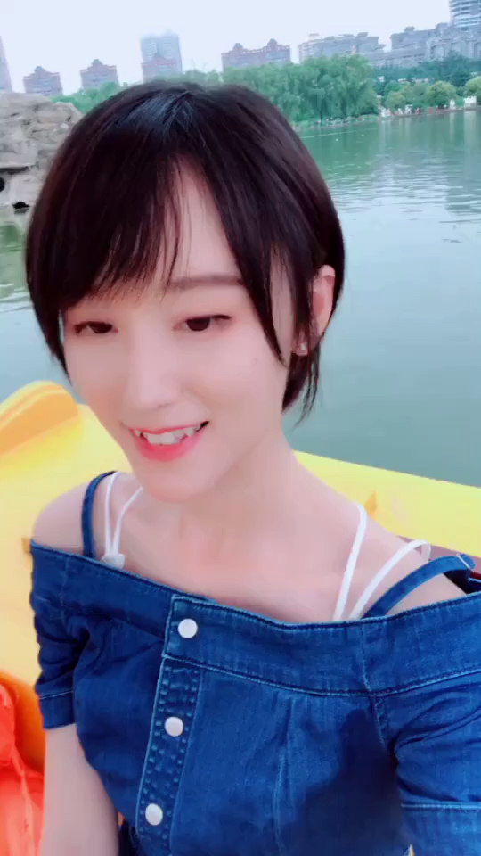 小姐姐的虎牙真是好看啊