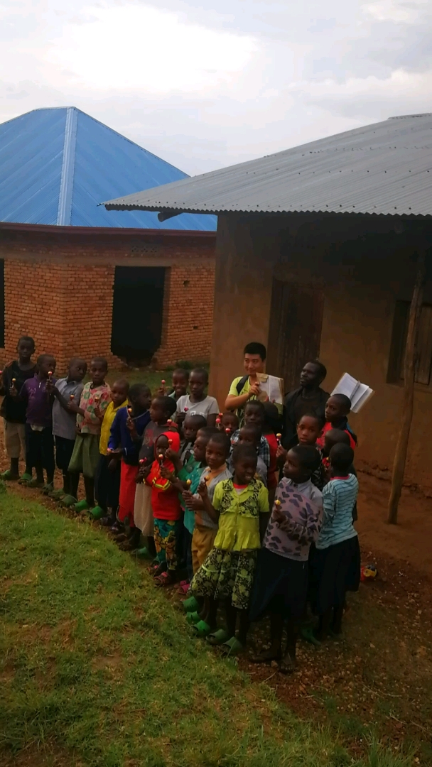 旅游进行时#非洲卢旺达,中国人请小学生吃棒棒糖,师生一起合影留念