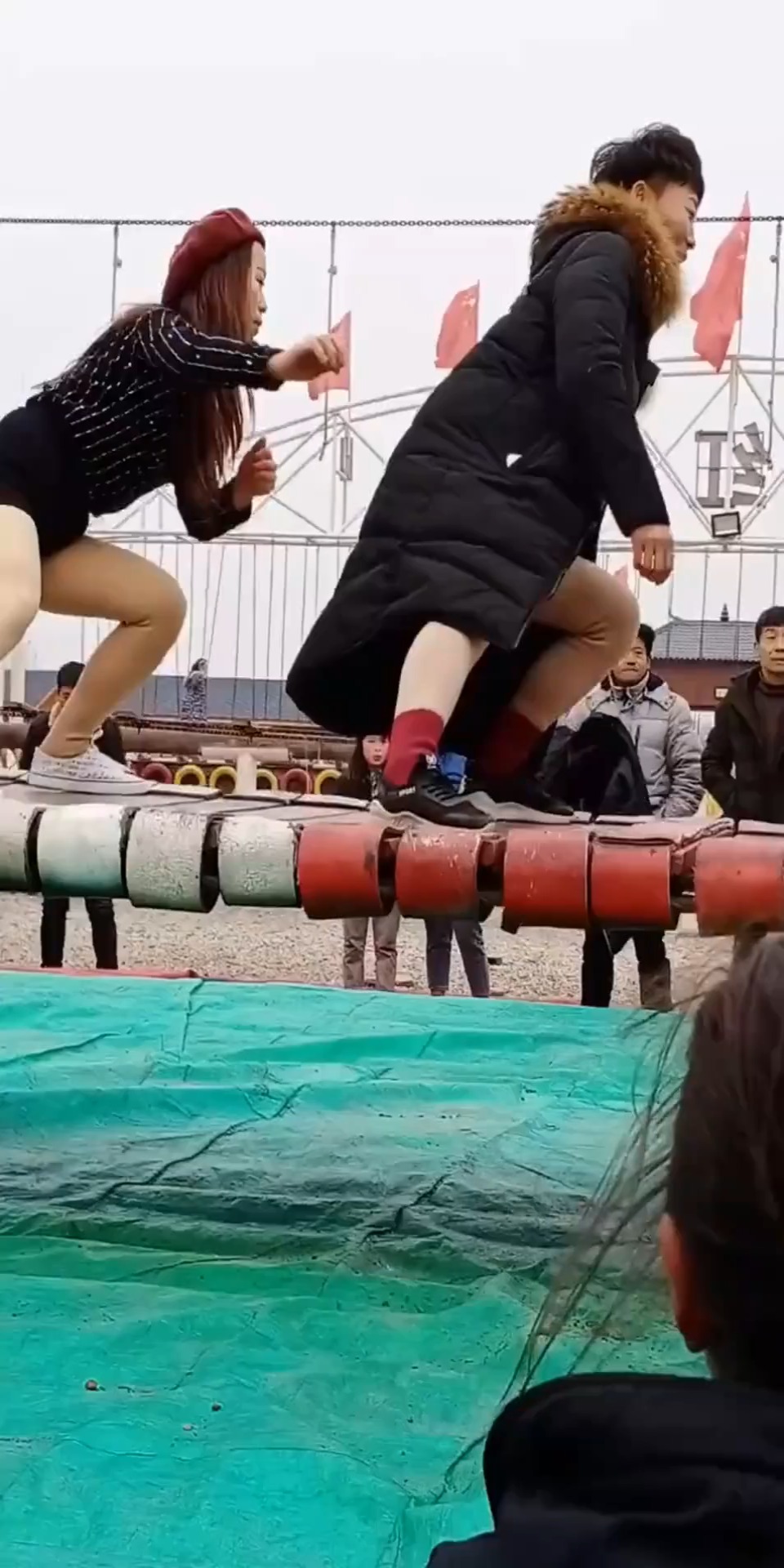 网红桥上拍下的一幕,穿牛仔短裙的小姐姐,我就问你尴尬不?