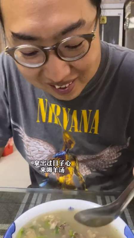 鲜香的羊杂汤配上包子,真带劲儿