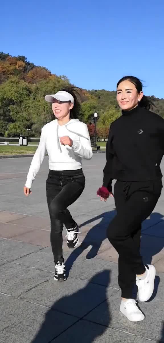 丹丹和外地粉丝共舞一曲!