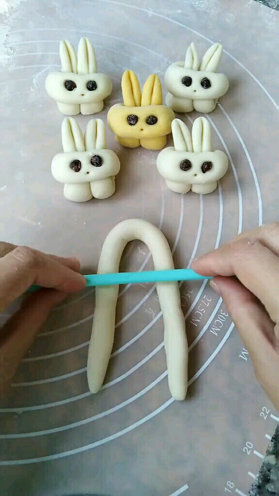 可爱的小白兔儿花卷儿.宝宝们最爱吃了.