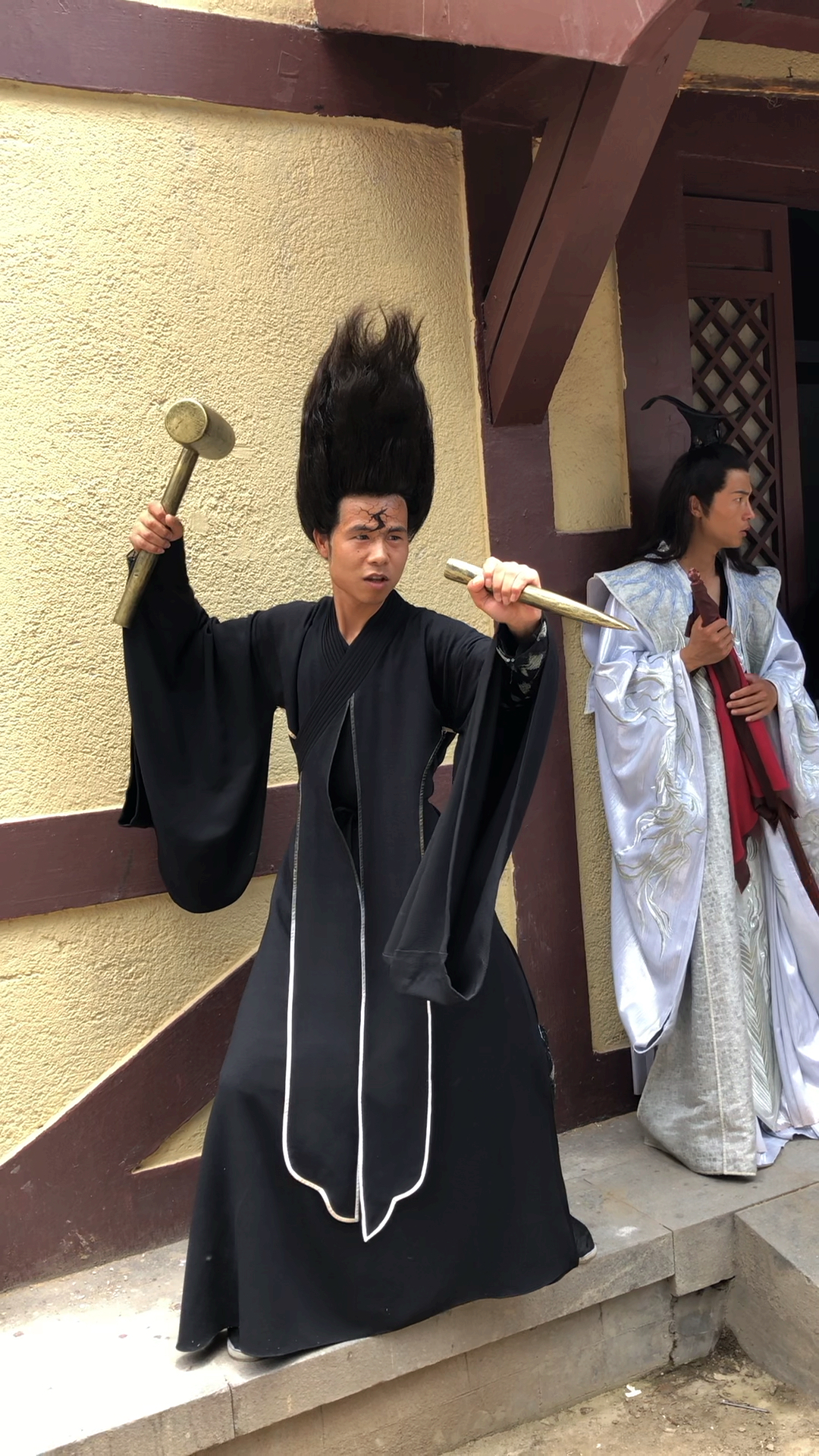 长发群众演员被导演挑中,扮演雷震子2000一天