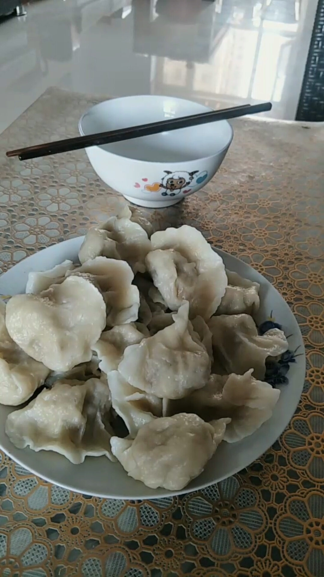 今天是六月初一过半年我们这都兴吃饺子.你们家有这个习俗吗?