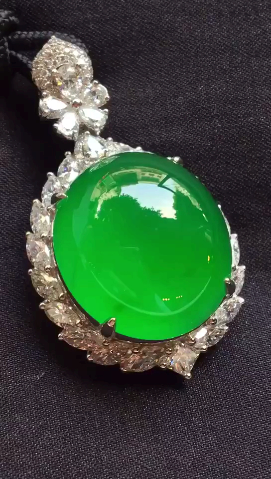 翡翠#高端极品正阳绿鸽子蛋,18k金南非钻石豪镶,值得收藏!