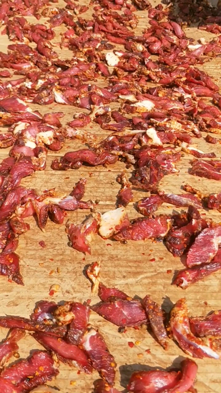 云南特长,牛肉干吧.楼顶晒的肯定更好吃咯
