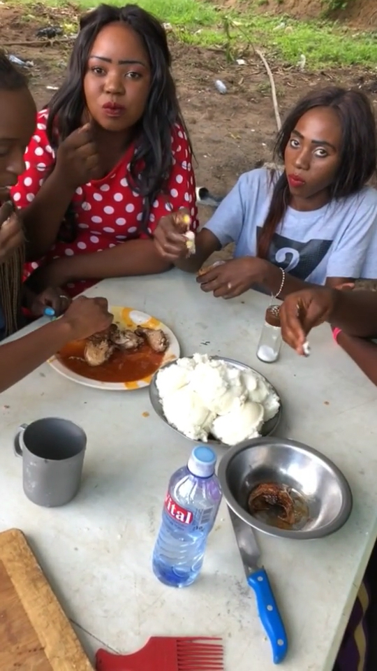 非洲有钱人吃肉块