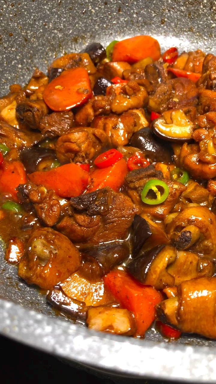 家乡特色美食#香菇烧鸡腿这样做入味好吃还下饭