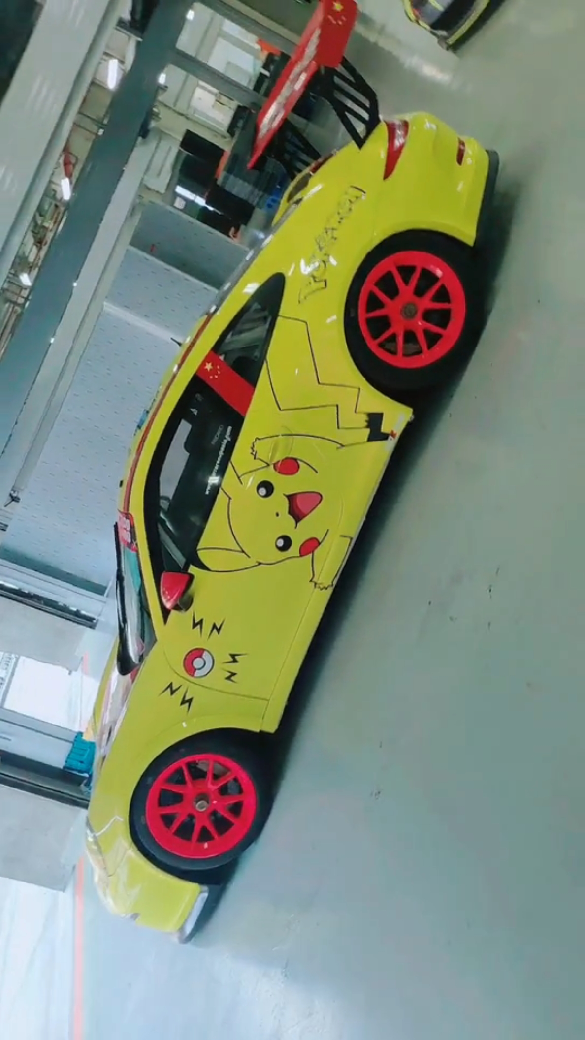 赛车的皮卡丘全车贴真的太可爱了