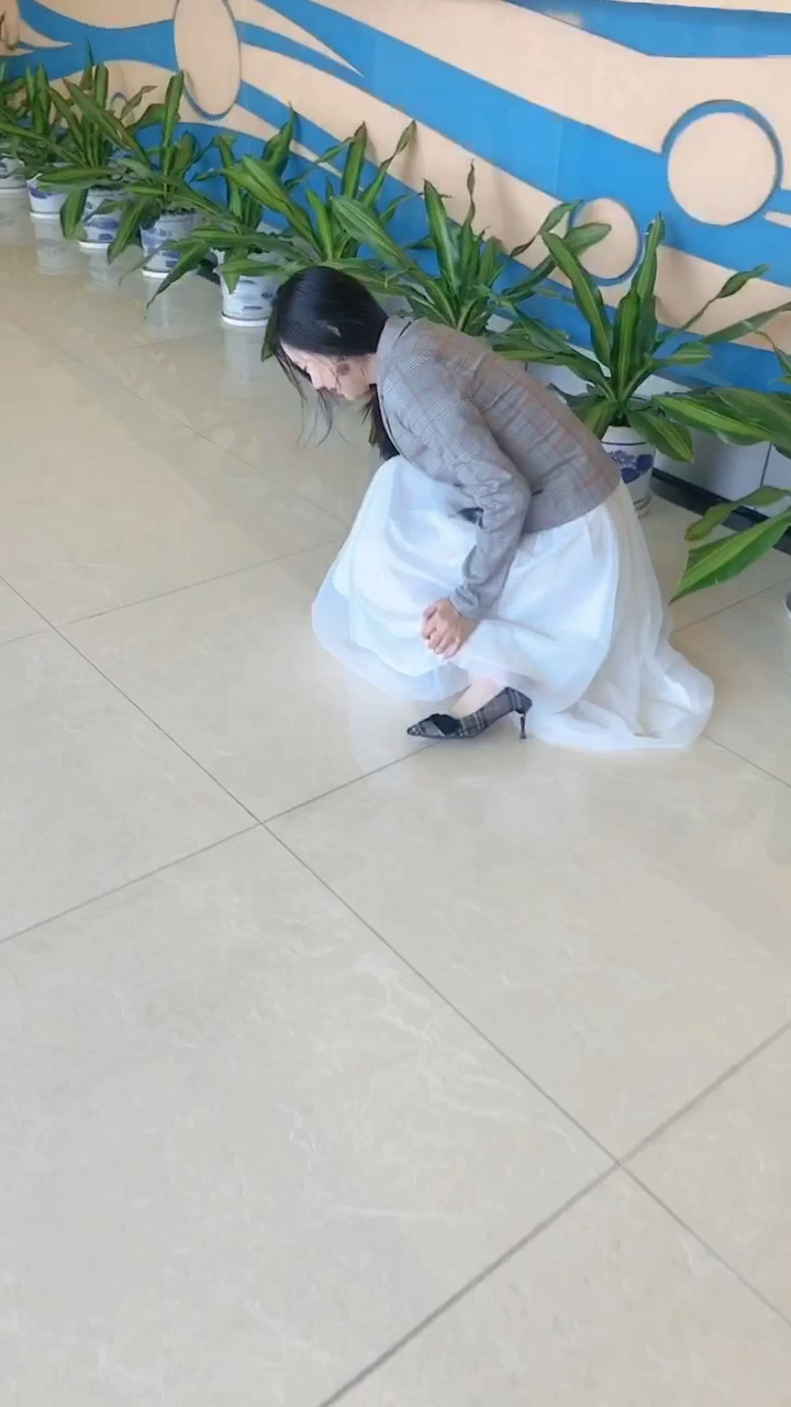 前面的美女突然崴脚了!