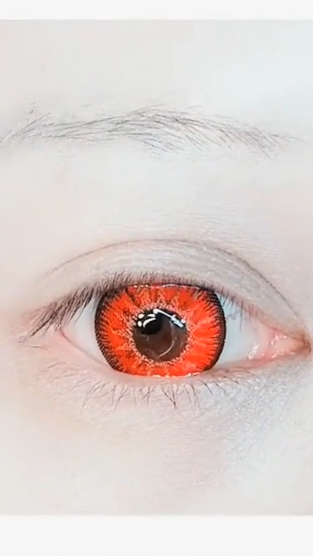 妹子戴了个红色美瞳,感觉好漂亮!最后戴上你有没有觉得惊艳?