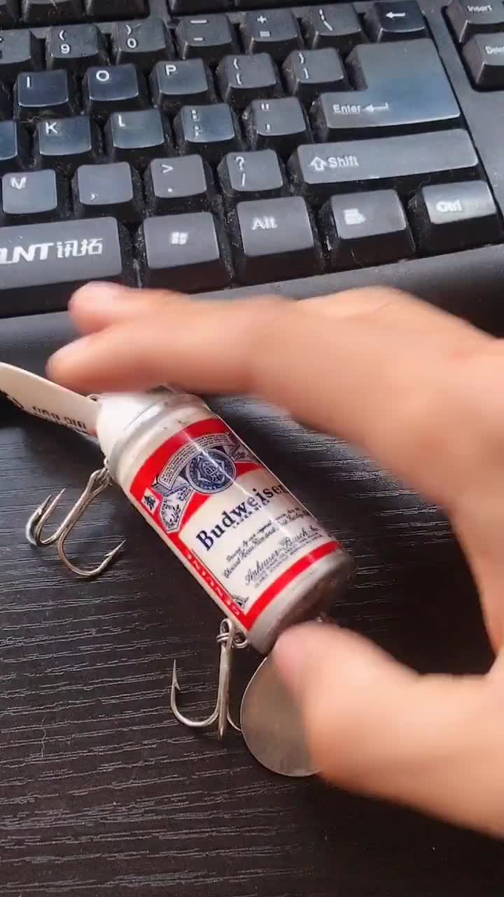 哈哈哈,这个饵是百威啤酒版的,很搞笑的