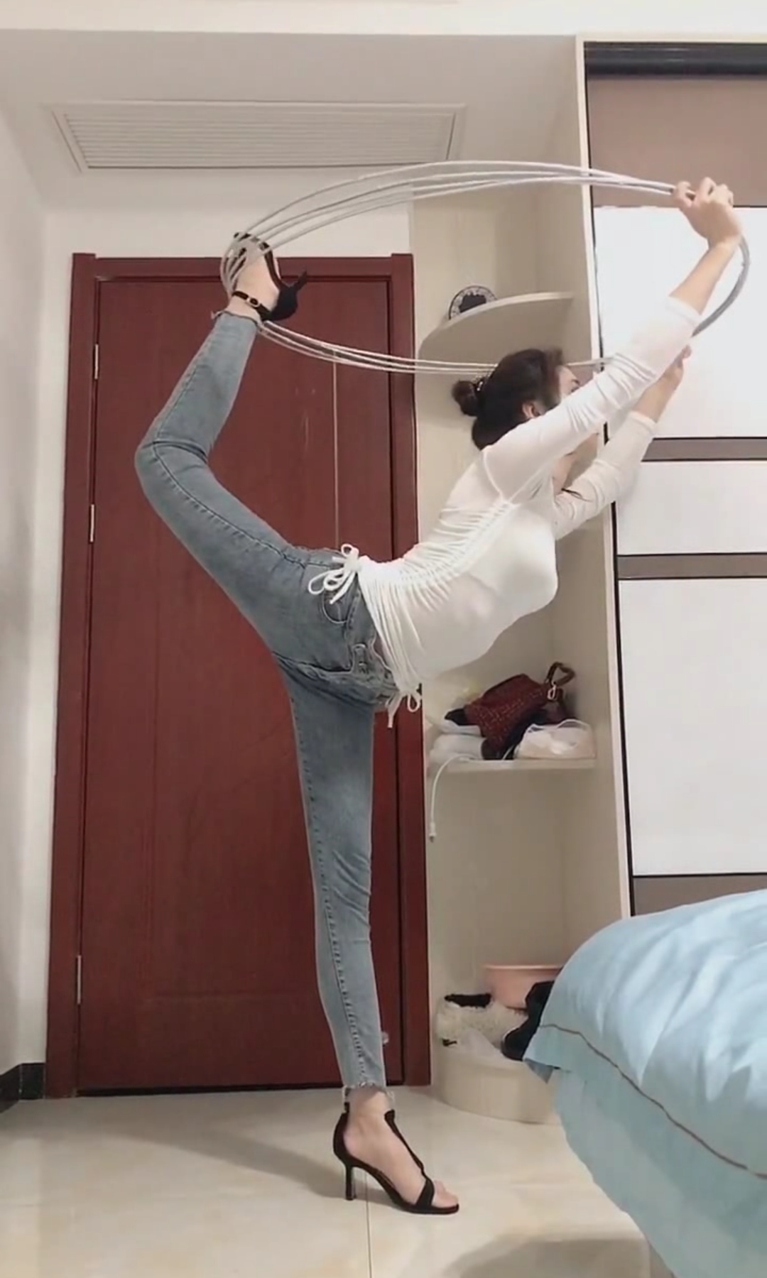 瑜伽#小姐姐卧室秀一字马,一定要看到最后