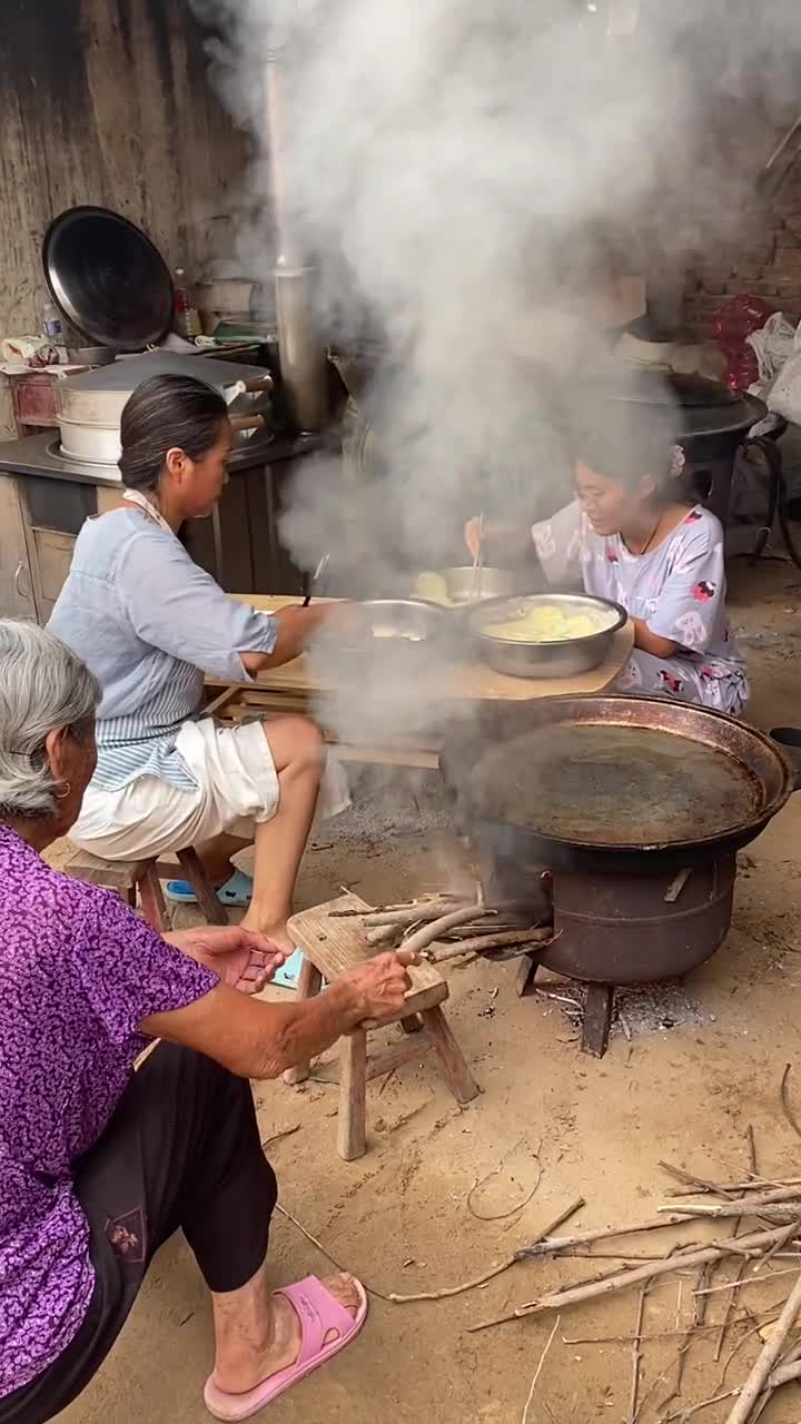 地锅煎茄子地锅鸡大灶台柴火灶