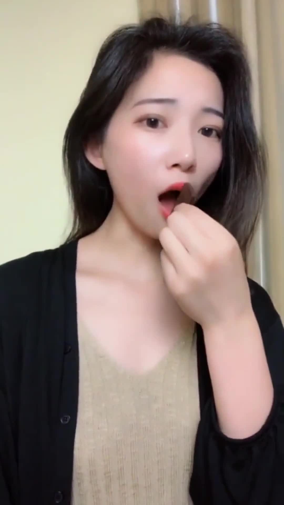 美女吃巧克力,张嘴的那一刻,顿时我就懵了