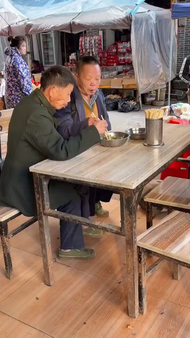 吃早餐看到两位父辈老人吃面,让人羡慕又心酸