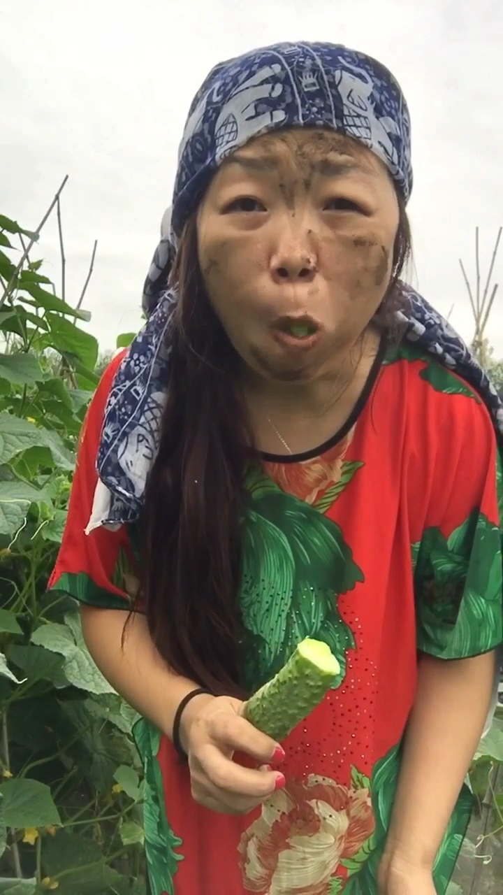 农村傻媳妇妆后进城,城里人都说像明星!