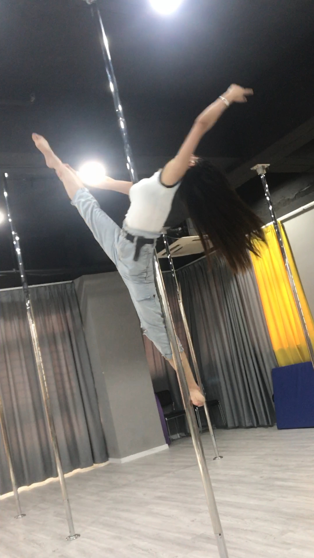 牛仔裤也可以一字马,确定不会蹦开