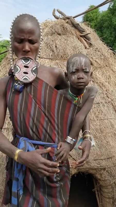 这么大的孩子还和母亲同穿一件衣服,原始部落的风俗,真的让人理解不了