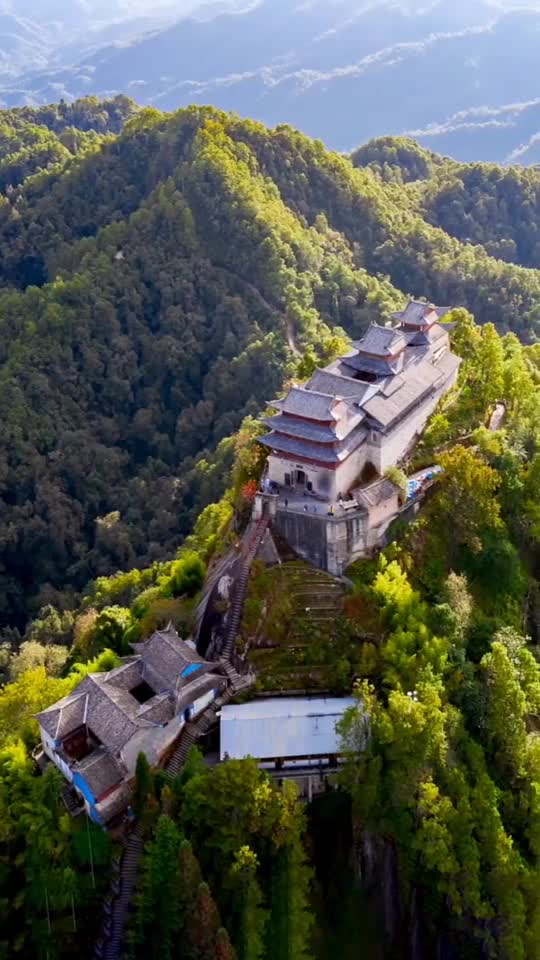 腾冲云峰山航拍下的云南腾冲云峰山,真的大气磅礴,令人振奋-度小视