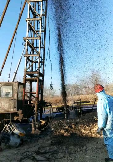 克拉玛依独有的井喷景观!