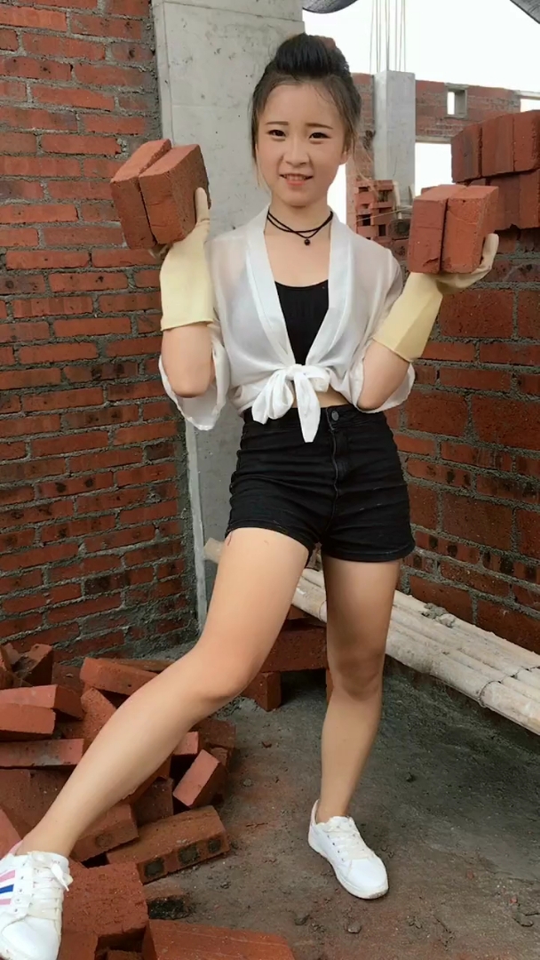 漂亮的女汉子,砌墙有一手