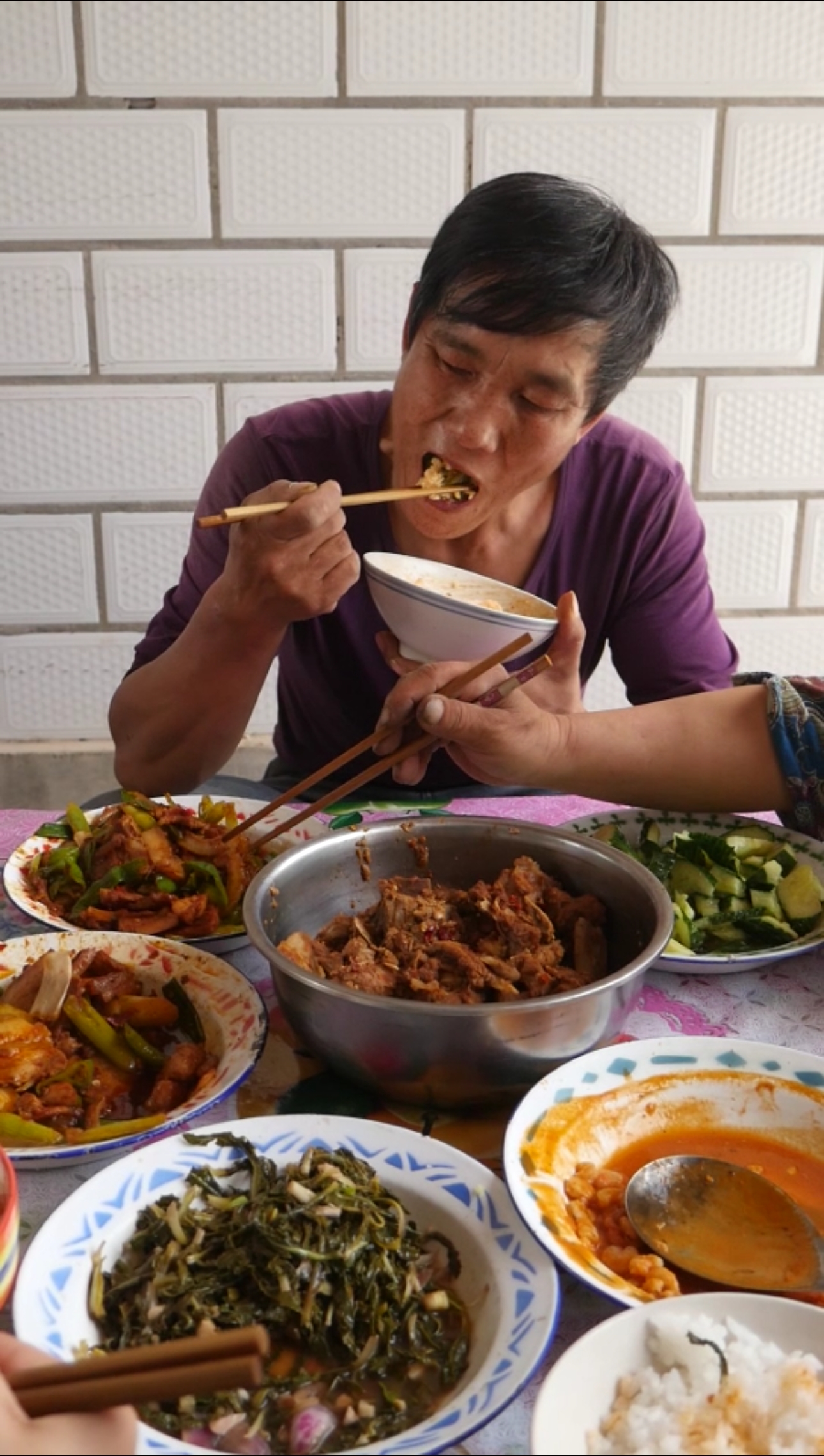 甘肃农家土灶柴火做的菜,又香又下饭泉哥能吃2大碗米饭