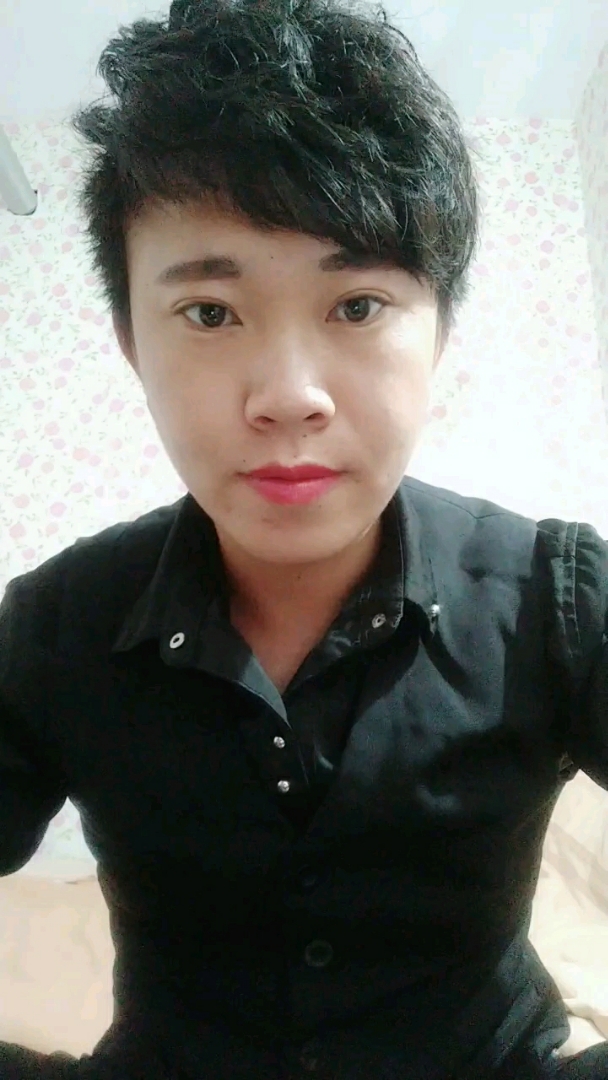 这两颗大虎牙长的真奇怪!