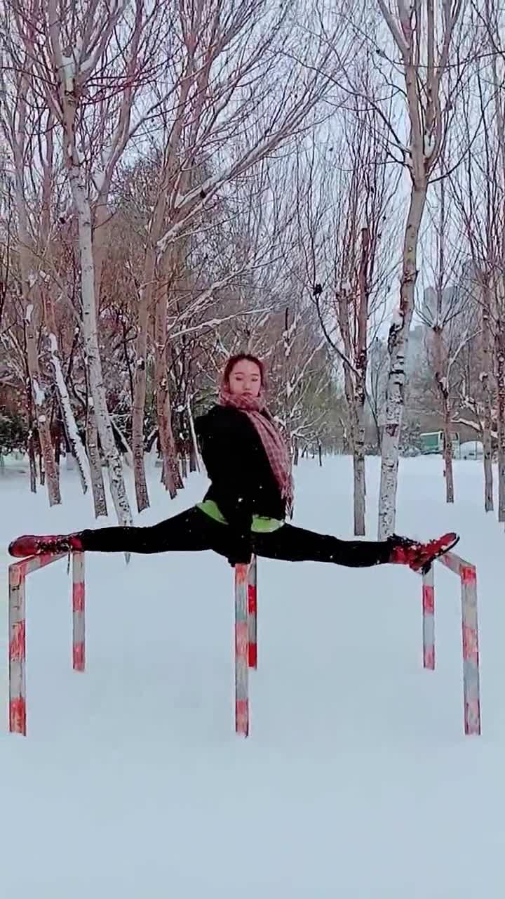 标准一字马,户外小姐姐有才艺