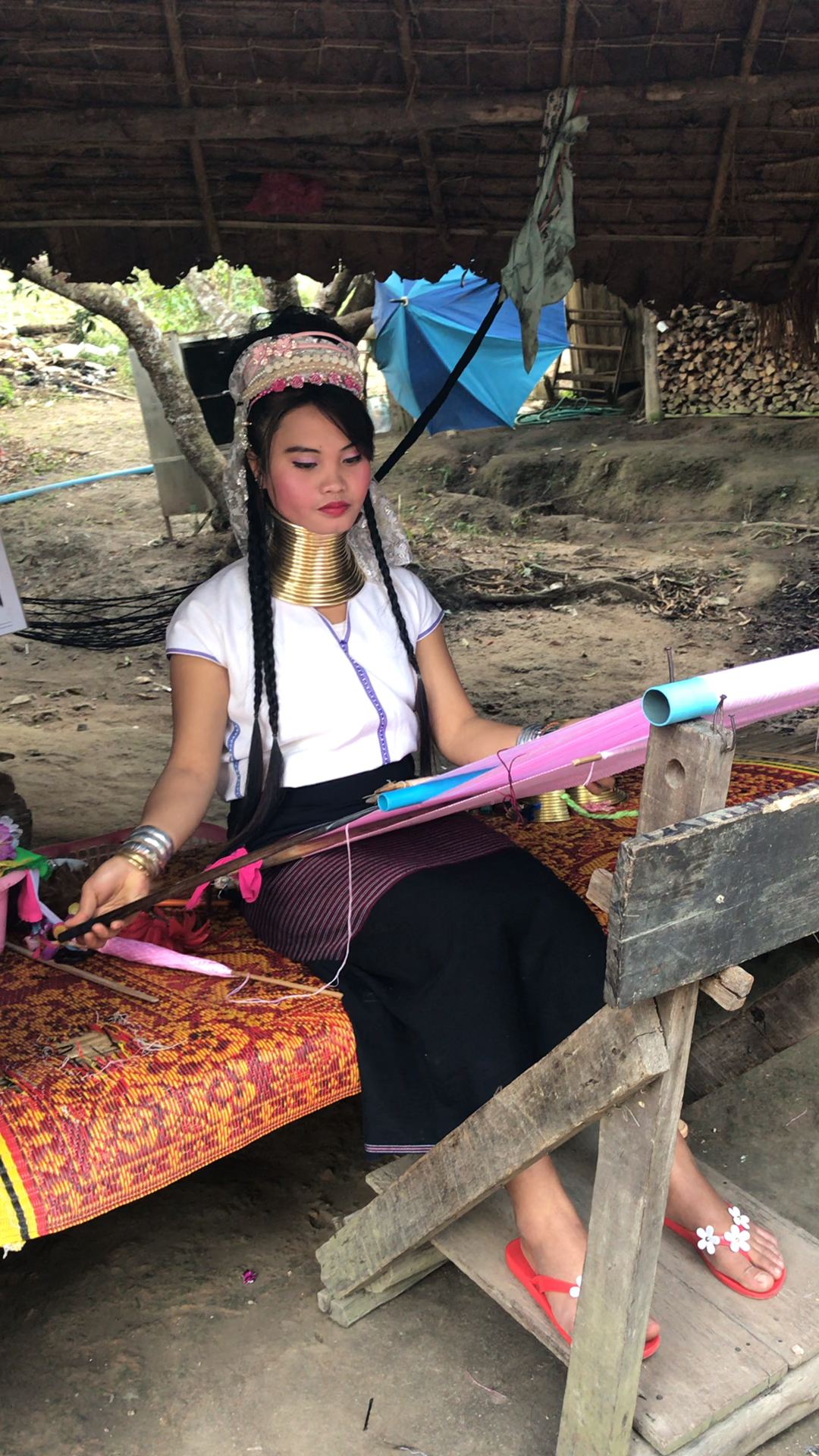 长颈族美女个个漂亮