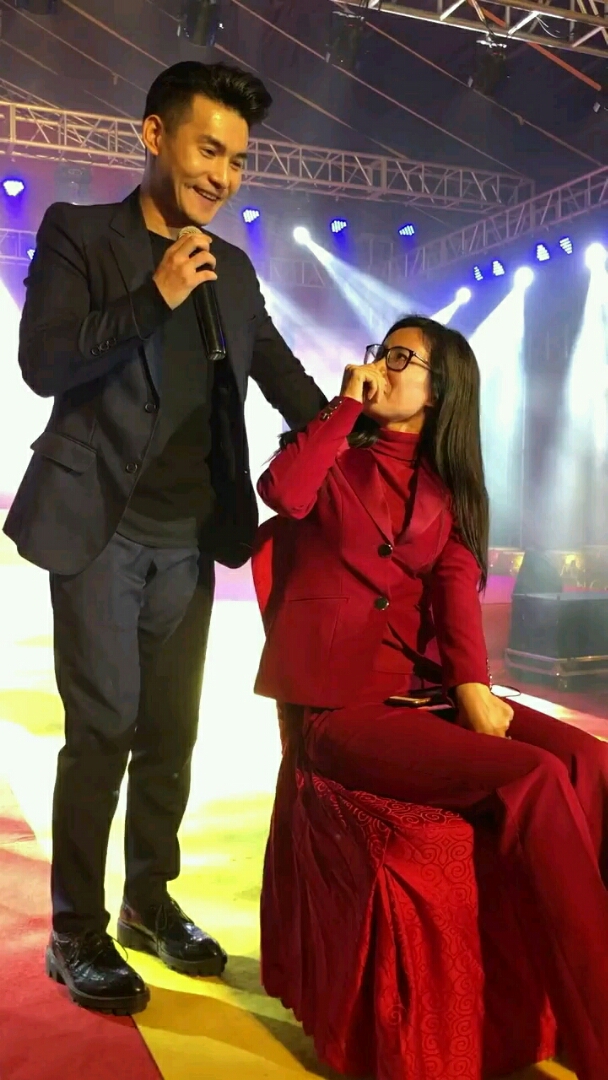 看起来娘娘的文松唱起歌来也挺爷们的