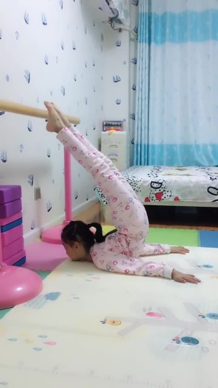 最近这视频要火了,小姑娘表演胸倒立真溜,简直棒极了!