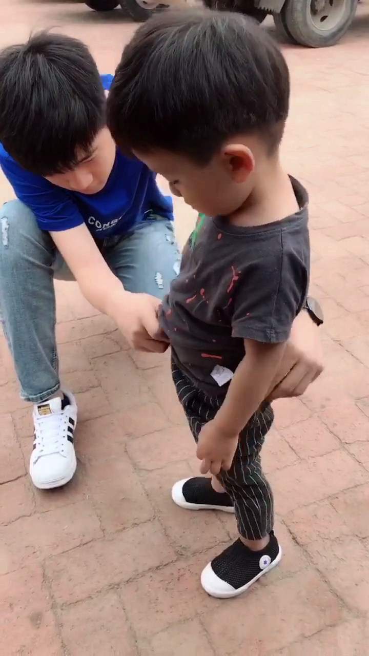 像爸爸一样的大哥哥特别会照顾小弟弟,看到这一幕有