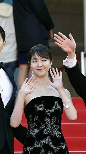 娱乐东出昌大唐田英里佳同框一起亮相戛纳红毯