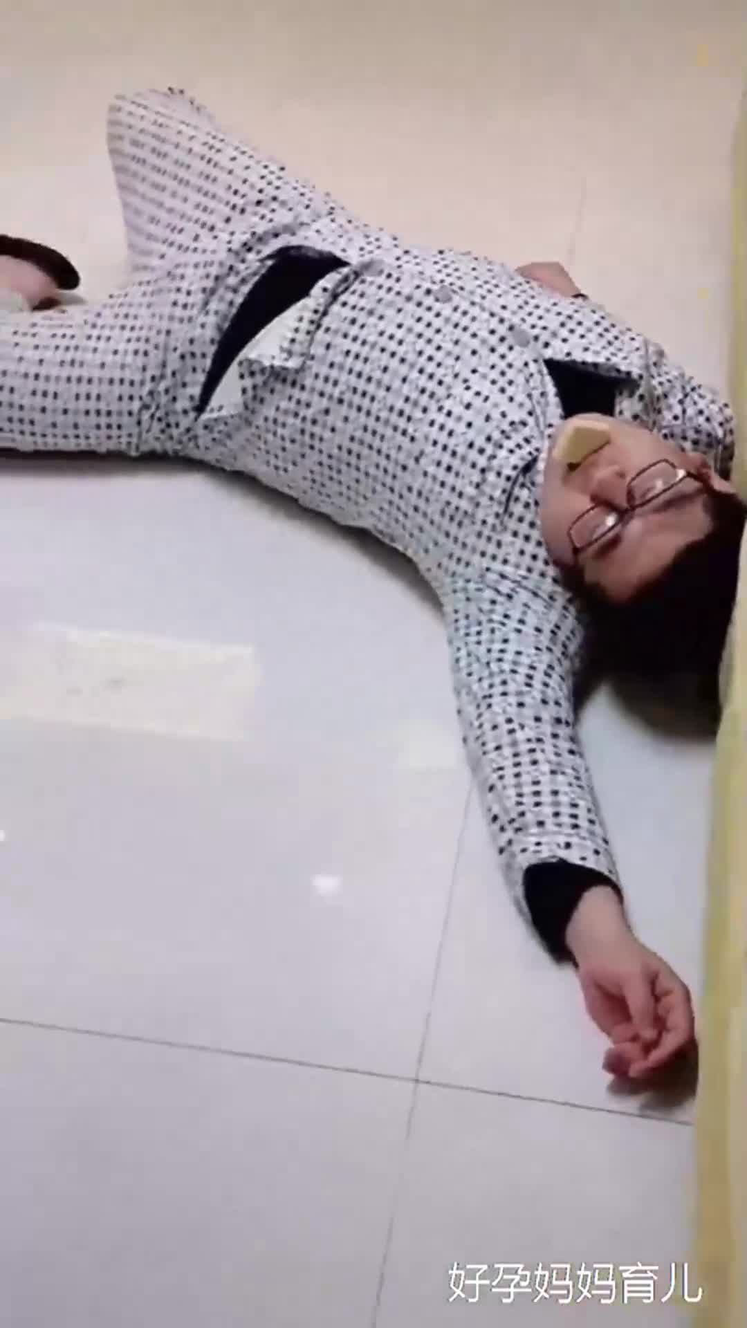 爸爸假装突然晕倒,看看儿子有啥反应,结果这一拭试了个寂寞!