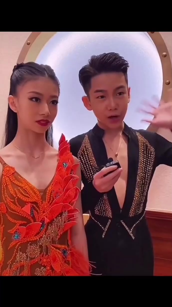 刚演出完的墨茉组合,这会儿曾经在来日诰日角逐的地板上操练了,真是